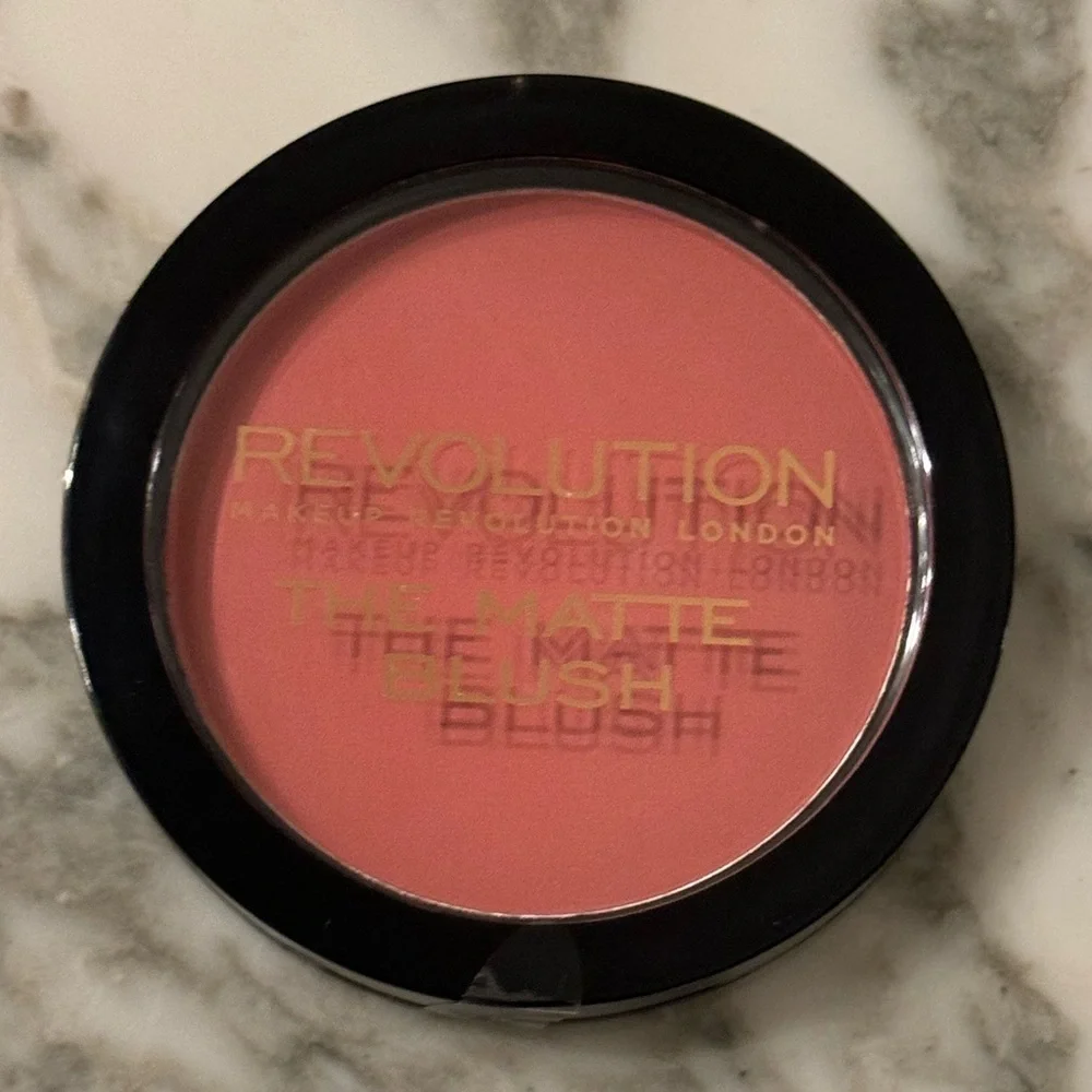 🌸 NWT Revolution Matte Powder Blush — Shade: Fusion 🌸